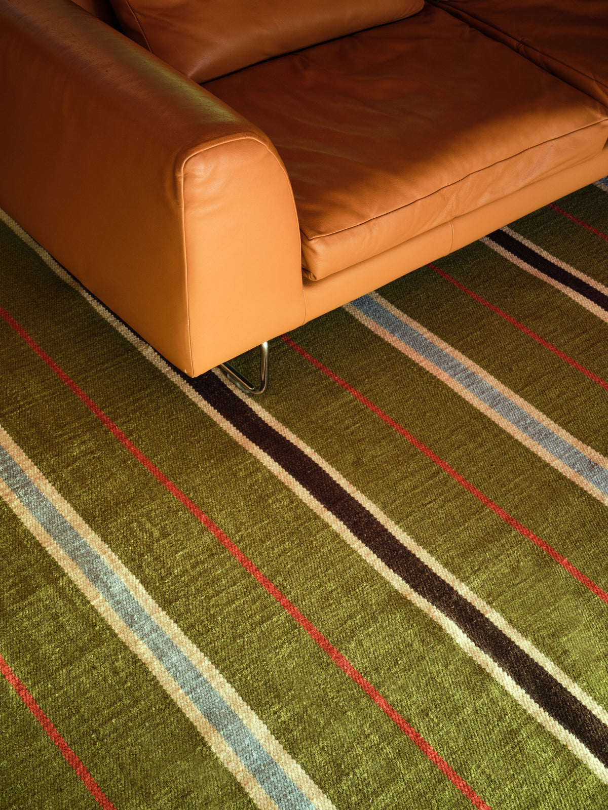 Layered Morrisstudio Racer Stripe vloerkleed Cooper Green