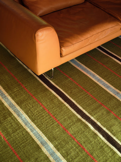 Layered Morrisstudio Racer Stripe vloerkleed Cooper Green
