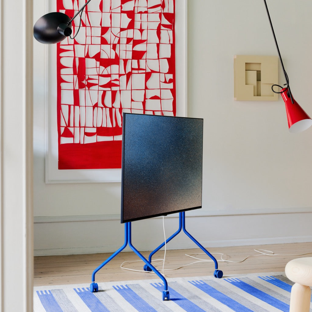 Pedestal Moon Rolling TV-standaard in de kleur Ultra Marine sfeerafbeelding 