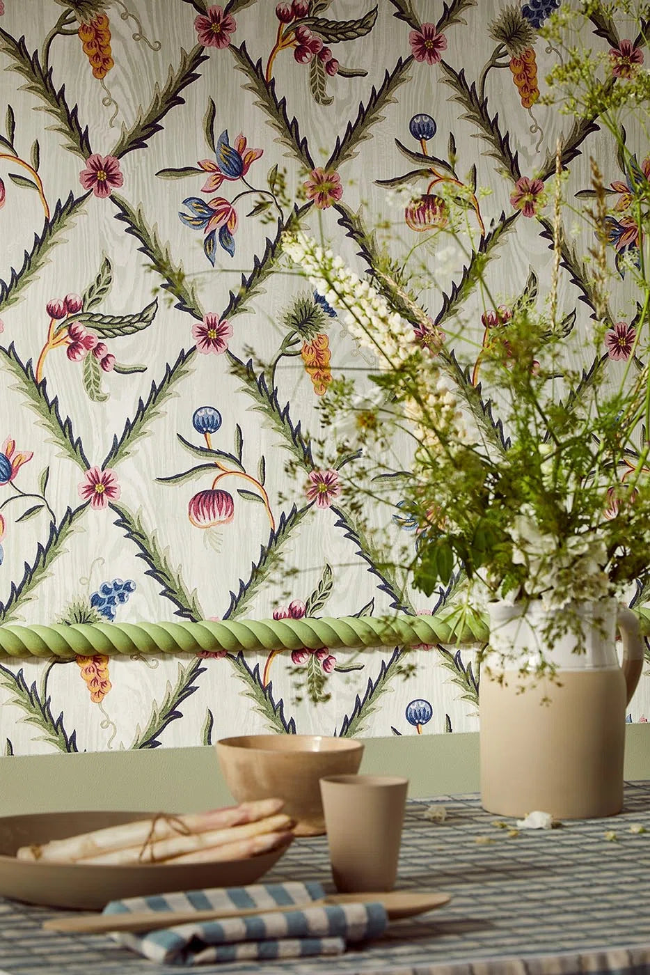 Pierre Frey behang Decor Scandinave Lichen FP218001 sfeerbeeld tafel