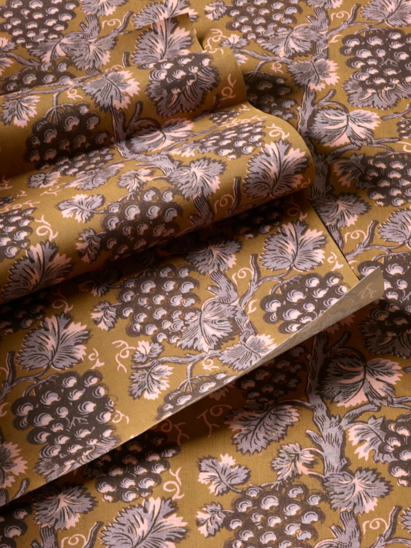 Pierre Frey behang Harcourt geel 