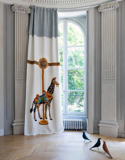 Pierre Frey stof La Girafe du Carrousel Multicolore F4071001