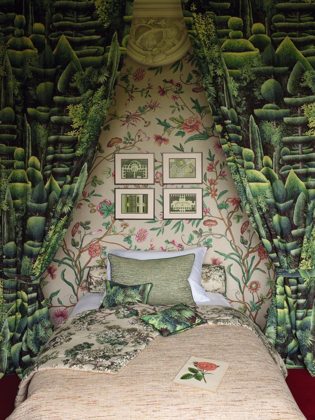 Pierre Frey stof Les Topiaires F4099001 - Printemps sfeerafbeelding