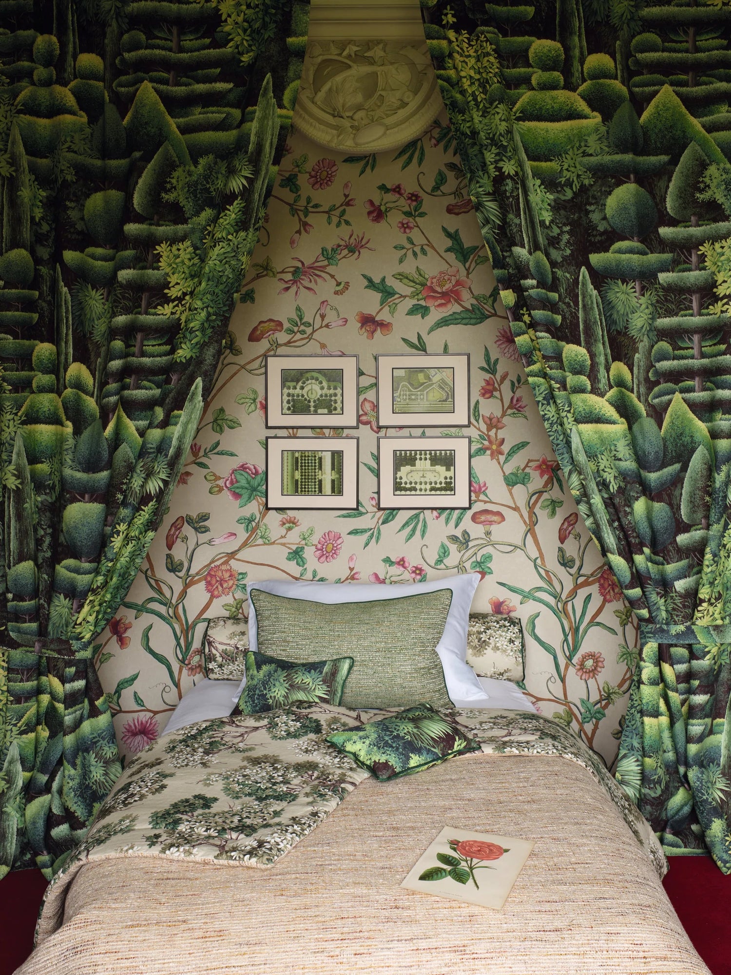 Pierre Frey stof Les Topiaires F4099001 - Printemps sfeerafbeelding