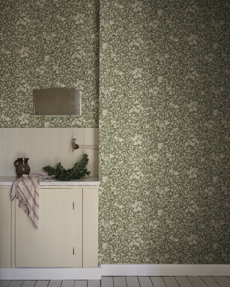 Sandberg behang Linnea Forest Green S10783 sfeerbeeld