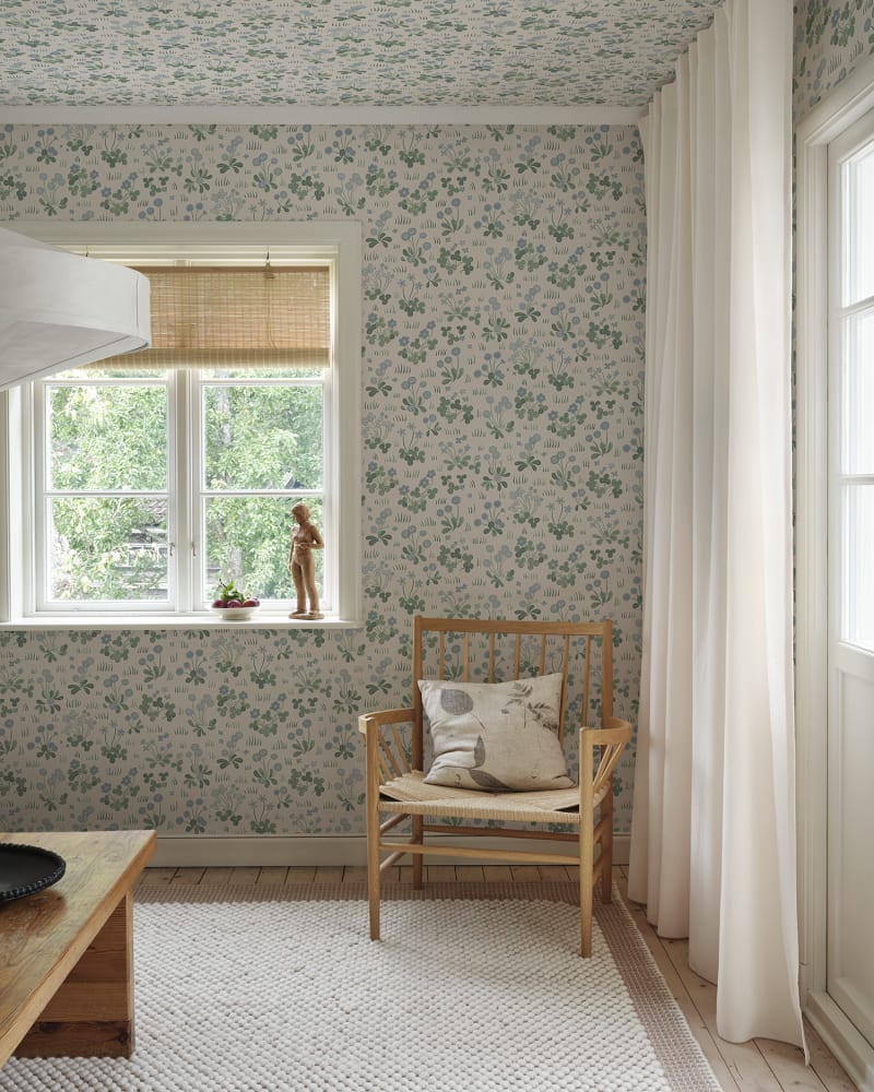 Sandberg behang Bellis Misty Blue S10786 sfeerbeeld