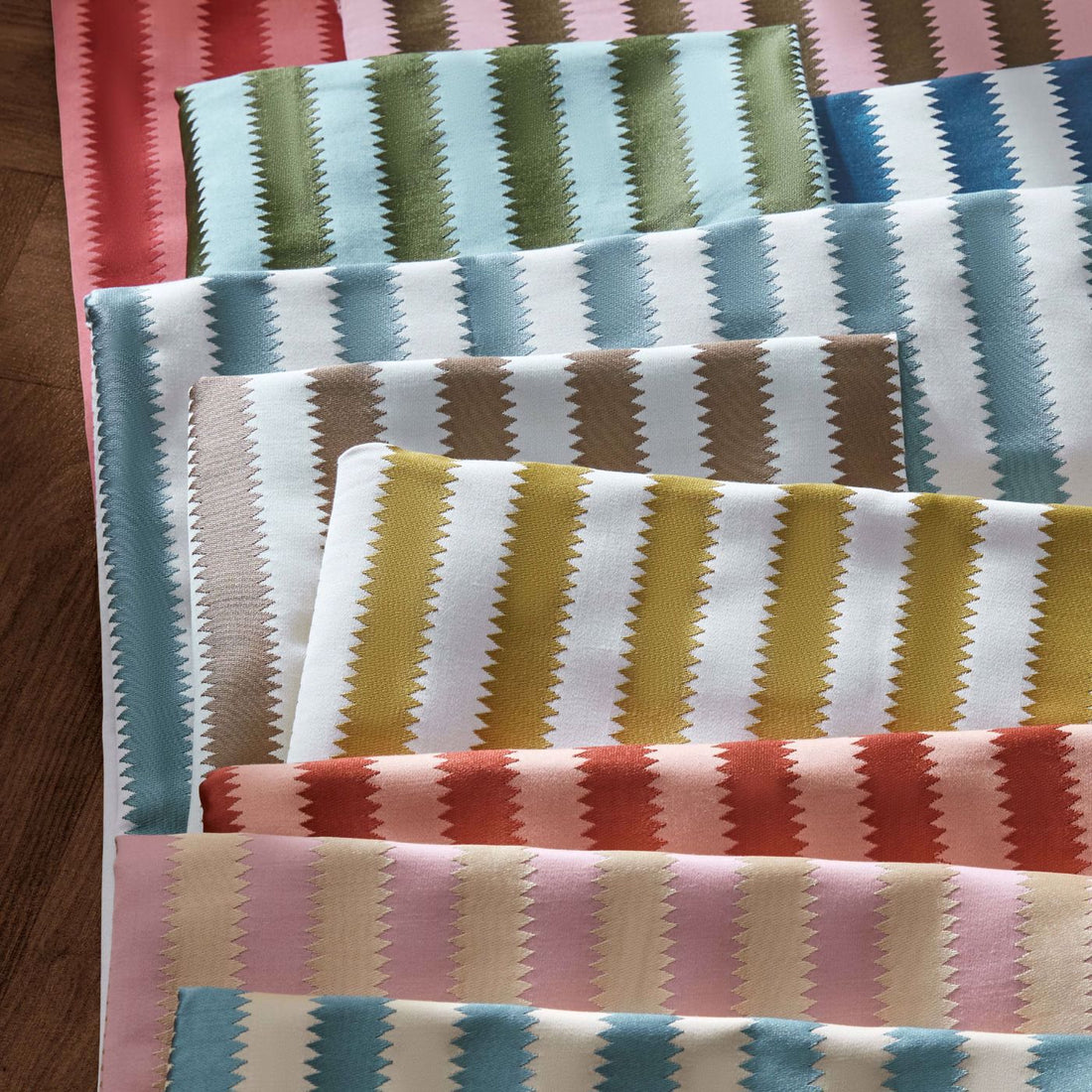 Sanderson stof Regency Aperigon Jute /Chartreuse 237393