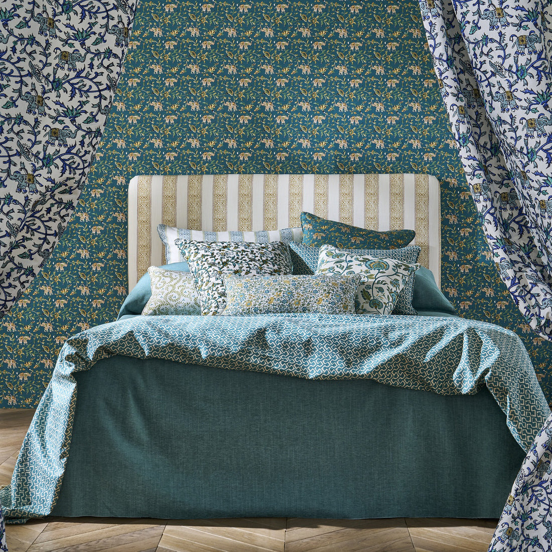 Clarke &amp; Clarke behang Hathi Teal W0236/06