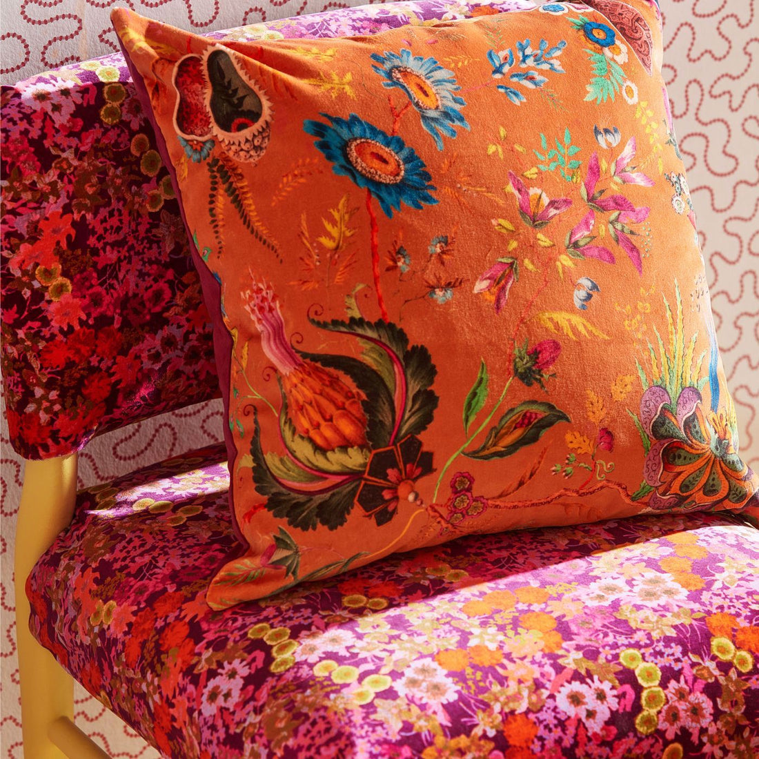 Harlequin stof Wonderland floral Amber/Lapis/Ruby 121180