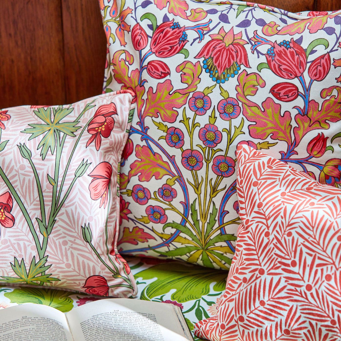 Morris and Co stof Hyacinth Cosmo Pink 520005