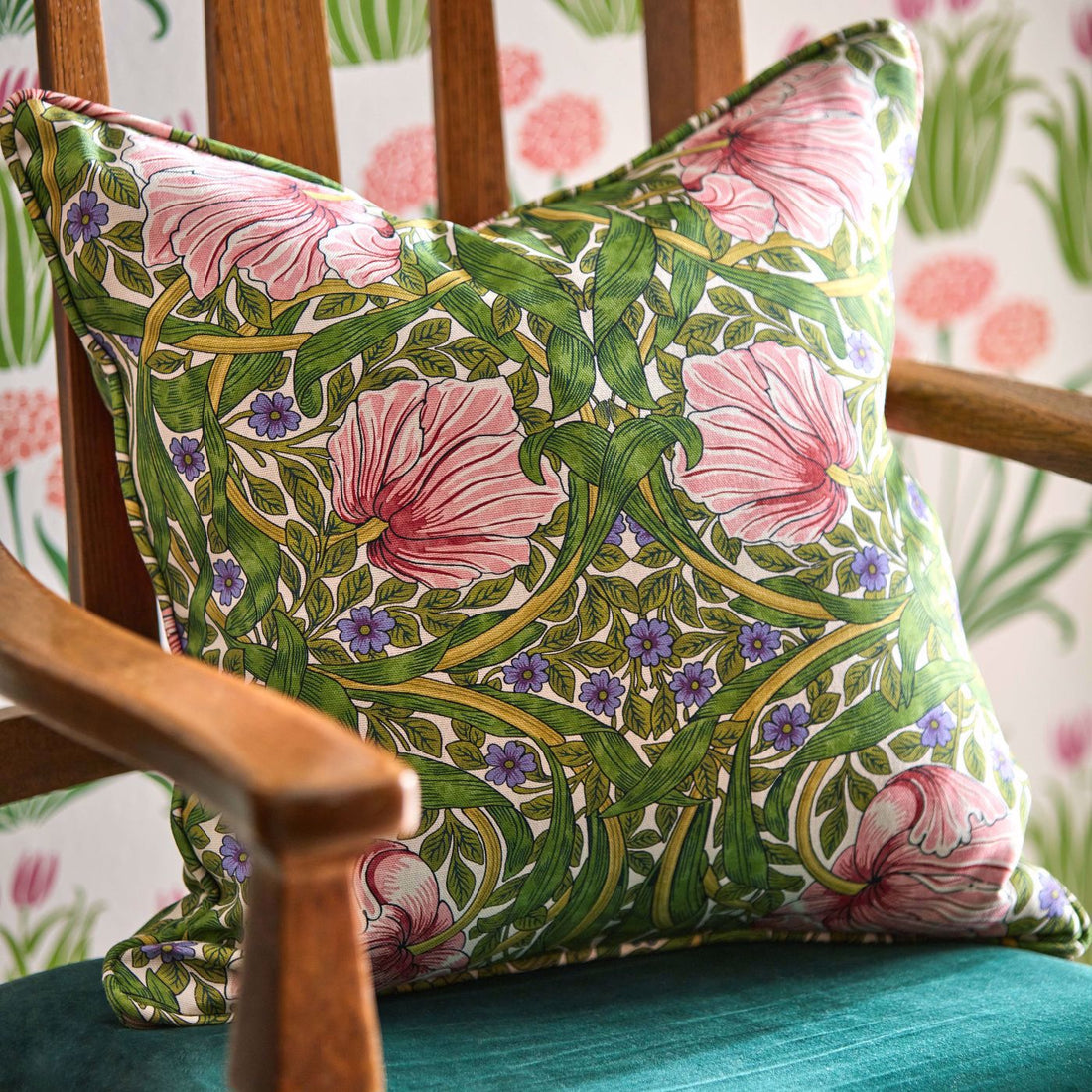 Morris and Co stof Pimpernel  Sap Green & Strawberry 227214