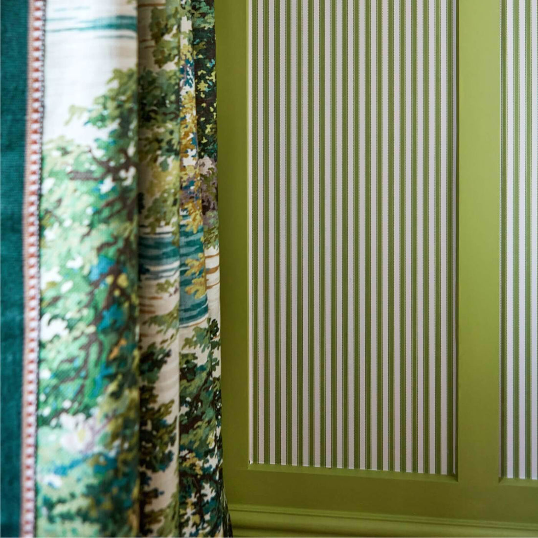 Sanderson Pinetum stripe Sap Green 217255