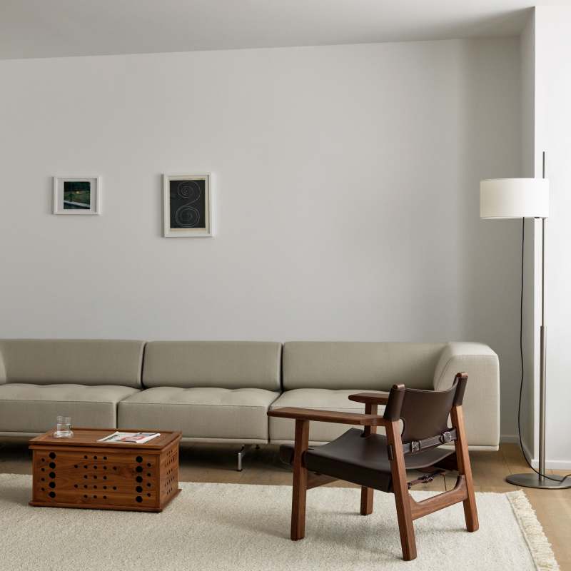 Fredericia The Spanish Chair donkerbruin leer / walnoot geolied naast bank - Drent&amp;vanDijk