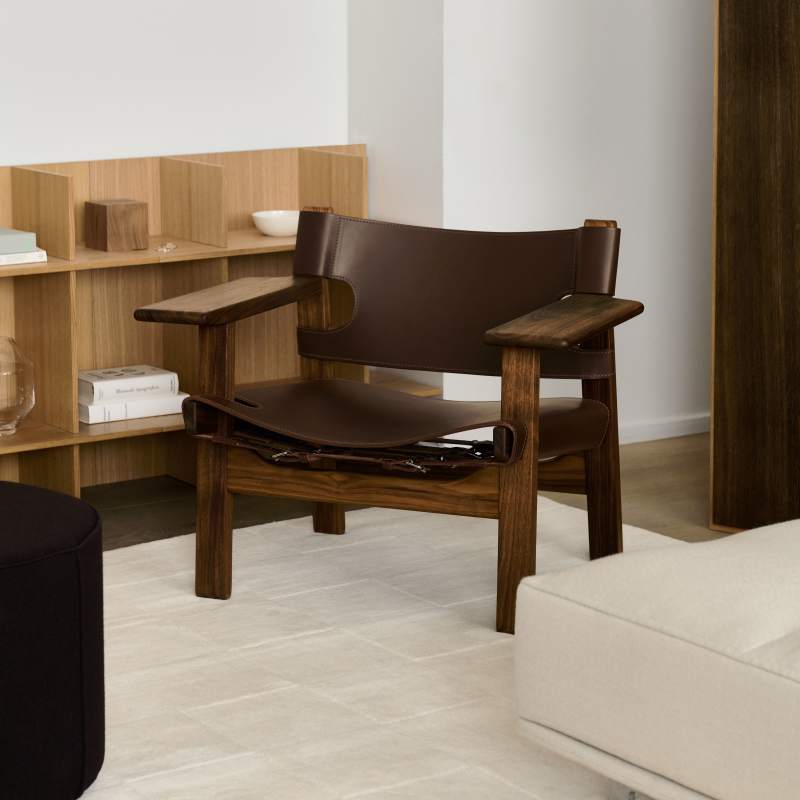 Fredericia The Spanish Chair donkerbruin leer / walnoot geolied in woonkamer - Drent&amp;vanDijk
