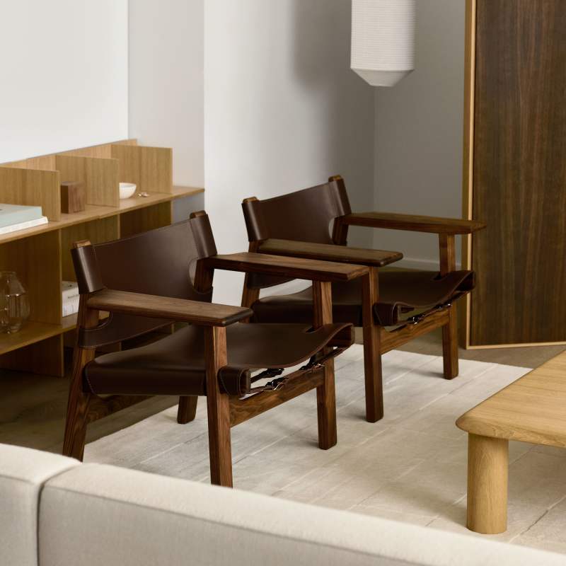 Fredericia The Spanish Chair donkerbruin leer / walnoot geolied bij salontafel Islets - Drent&amp;vanDijk