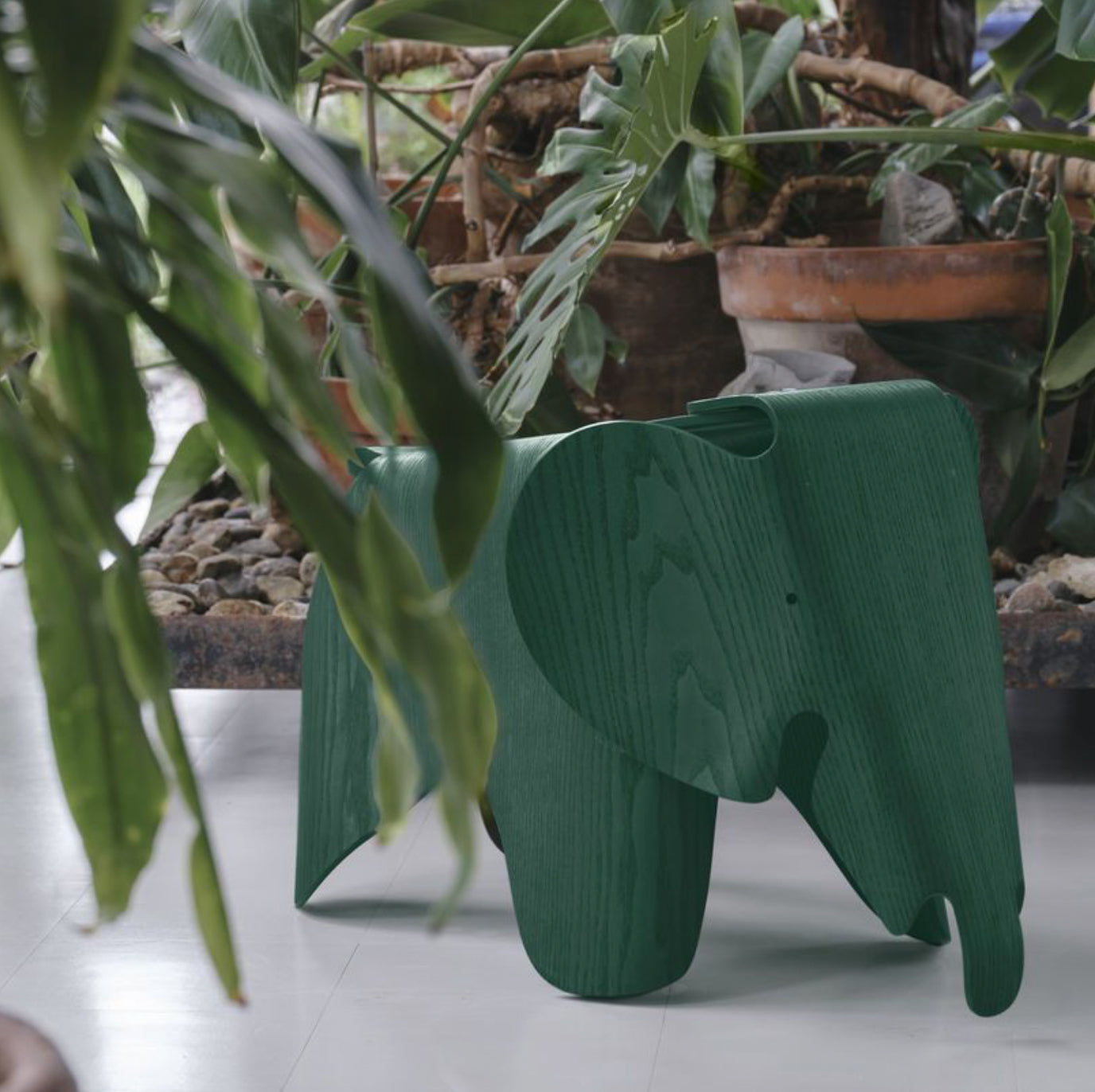 Vitra Eames Elephant Plywood donkergroen