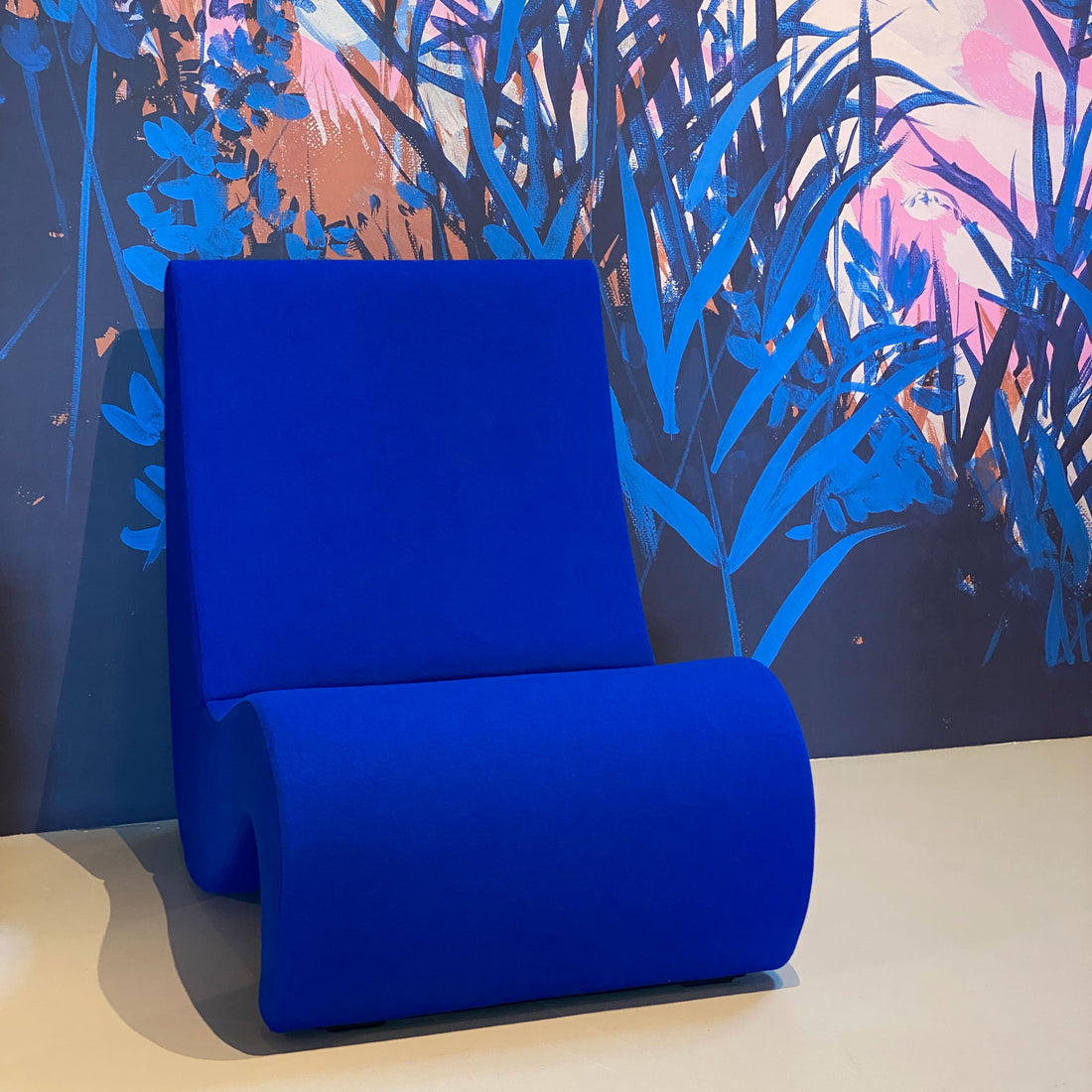 Vitra Amoebe lounge kobalt blauw