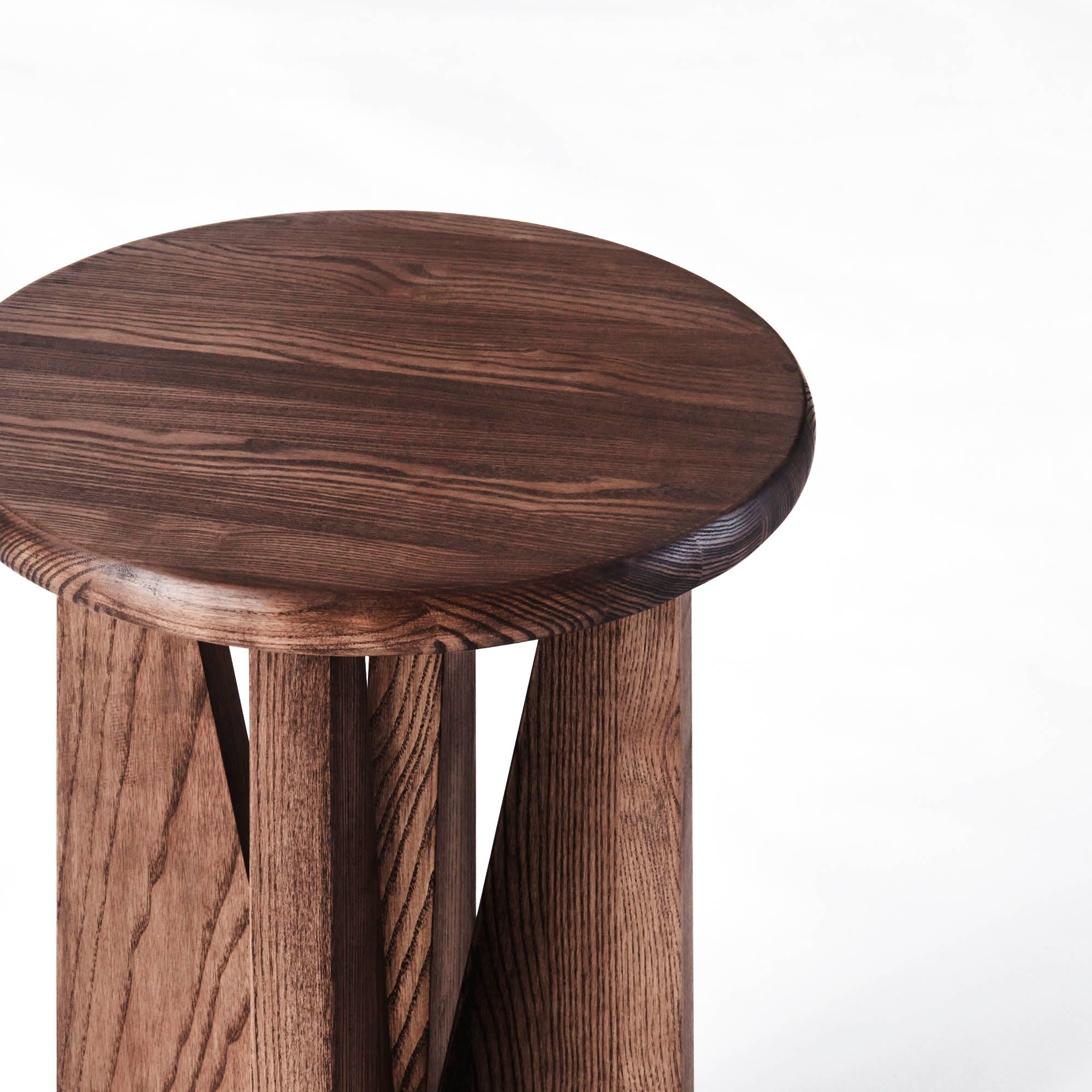 Dusty Deco V Side Table Stained Ash zijkant
