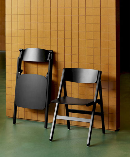 HAY Backflip Chair eetkamerstoel inklapbaar beuken sfeerbeeld
