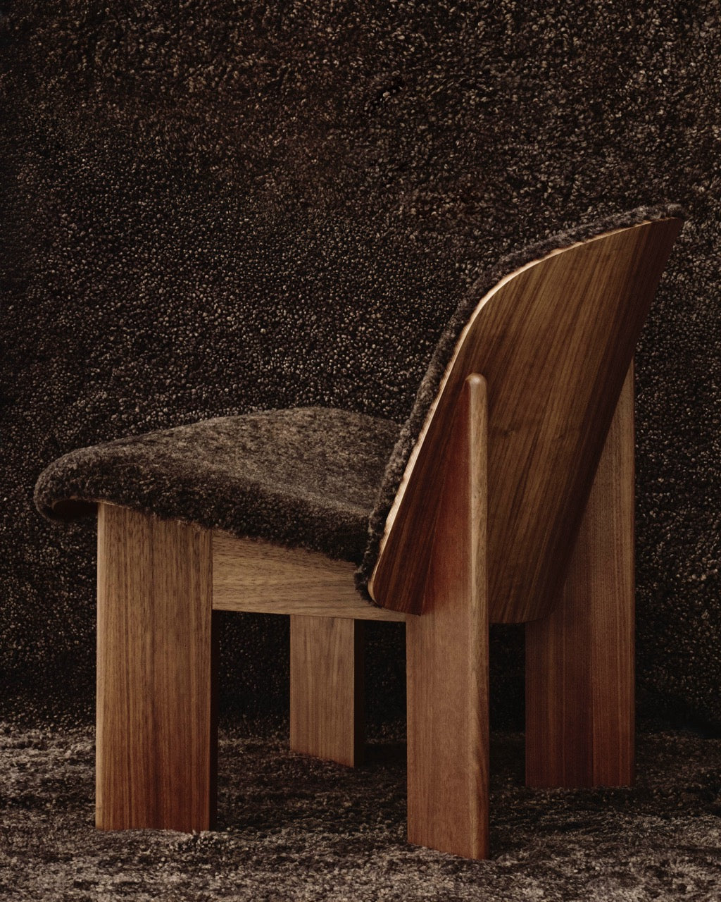 HAY Chisel 85 Lounge Chair gelakt walnoot schapenvacht Espresso sfeerbeeld zijkant
