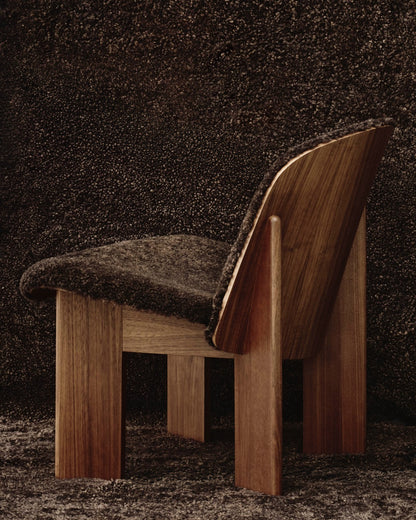 HAY Chisel 85 Lounge Chair gelakt walnoot schapenvacht Espresso sfeerbeeld zijkant