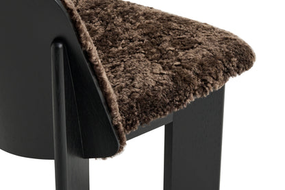 HAY Chisel 85 Lounge Chair zwart gelakt eiken schapenvacht Espresso sfeerbeeld zijkant