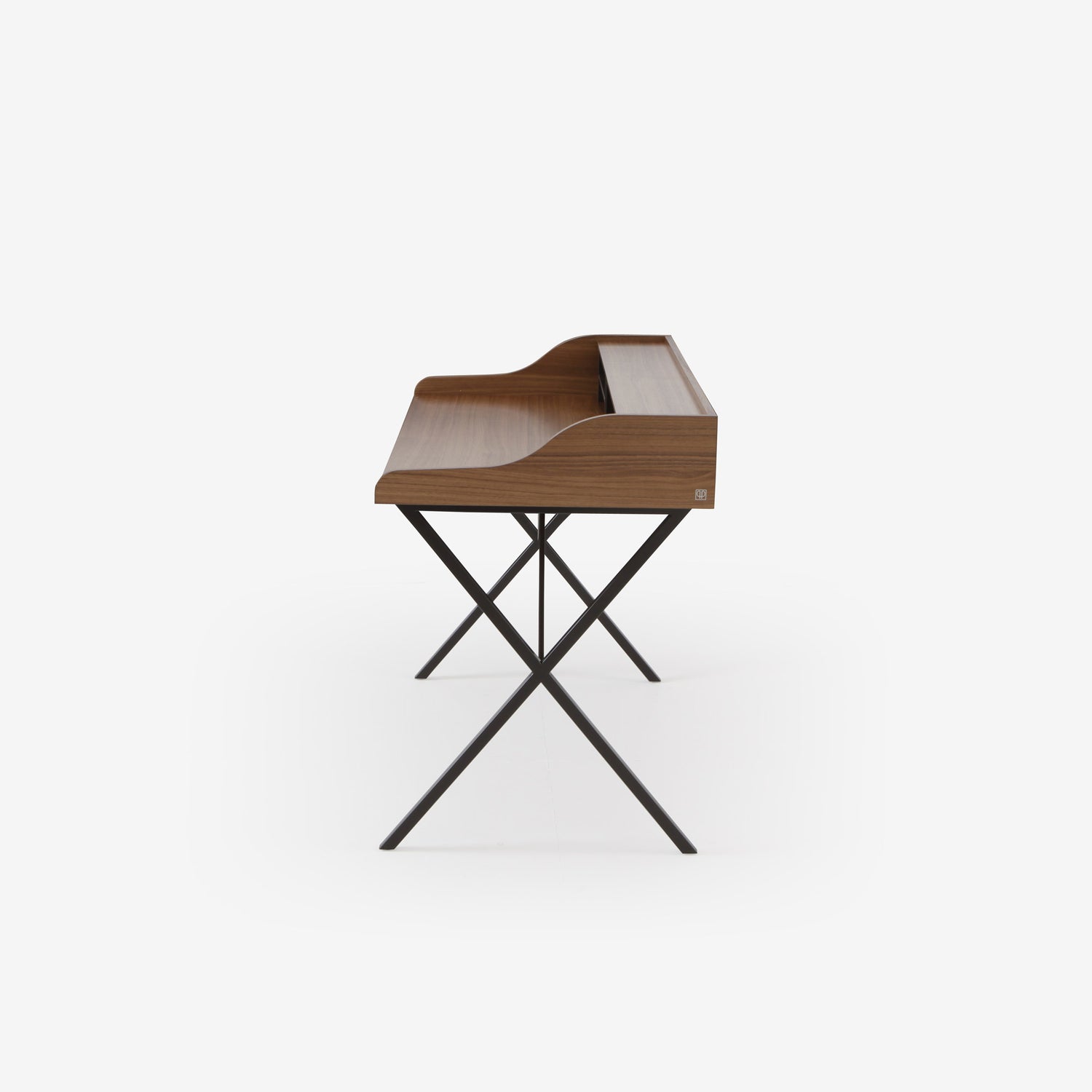 Ligne Roset Ursuline bureau walnoot voetstuk