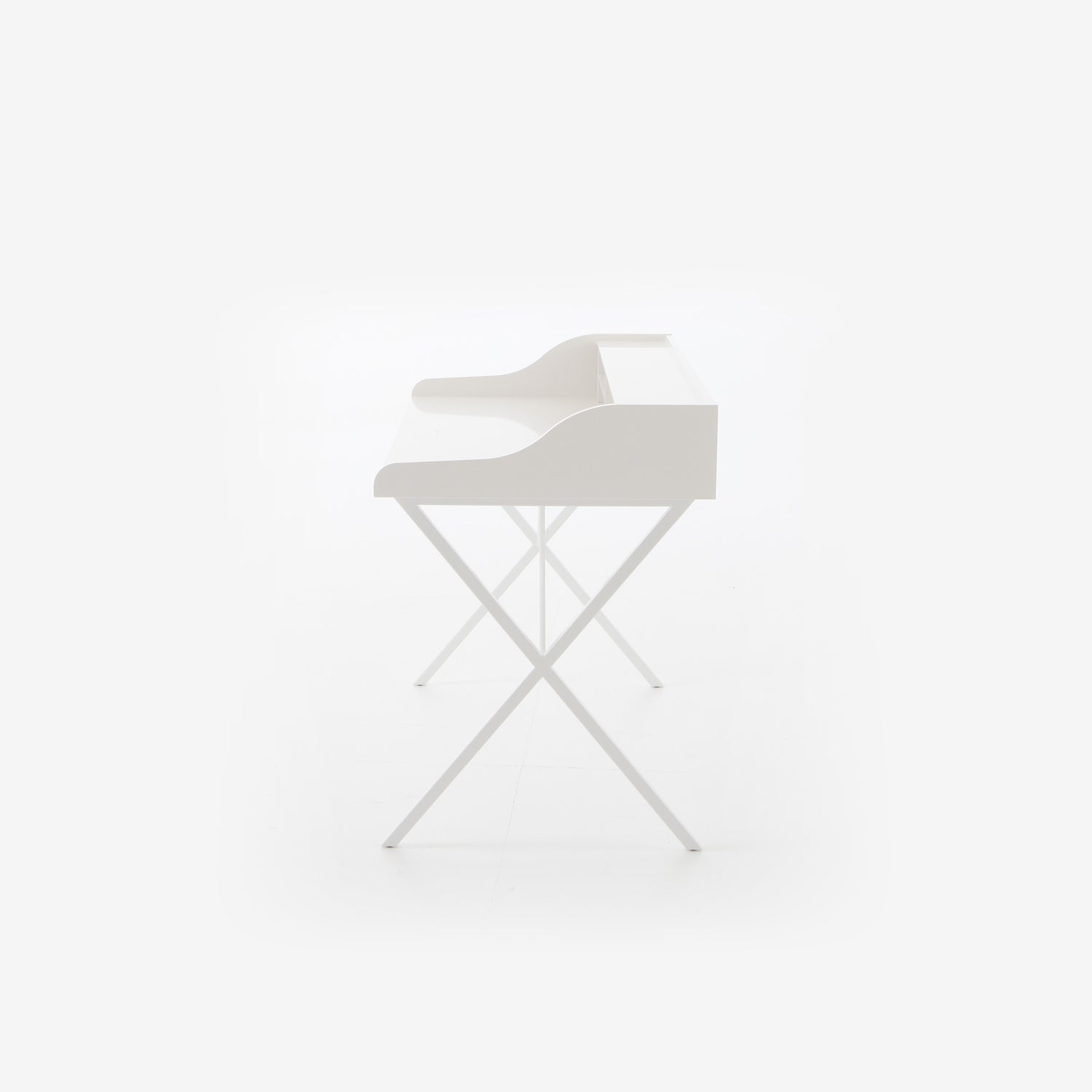 Ligne Roset Ursuline bureau wit gelakt voetstuk