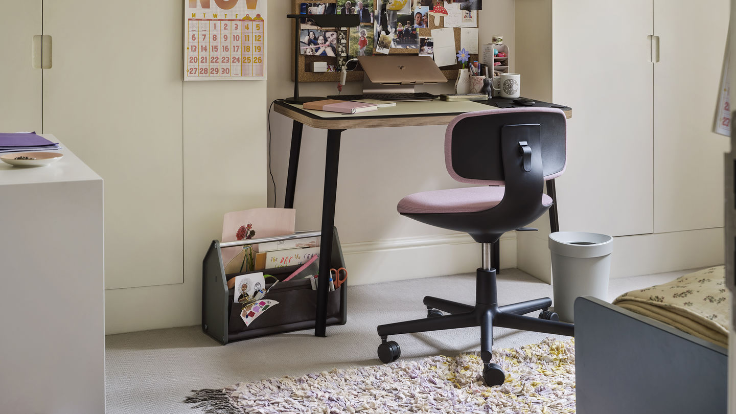 Vitra Rookie bureaustoel sfeerbeeld studentenkamer roze bekleding donker onderstel