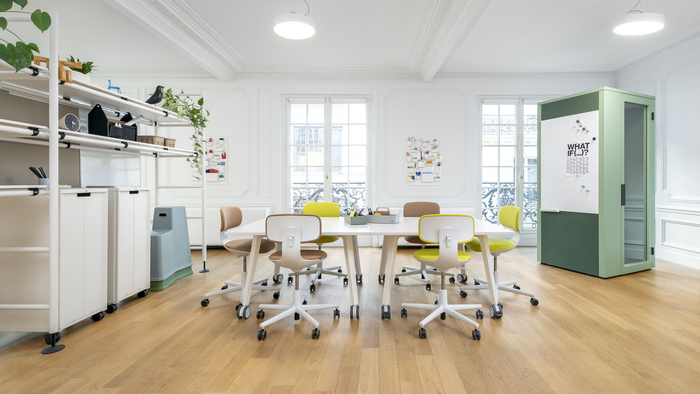 Vitra Rookie bureaustoel sfeerbeeld vergaderruimte wit onderstel geel bruin