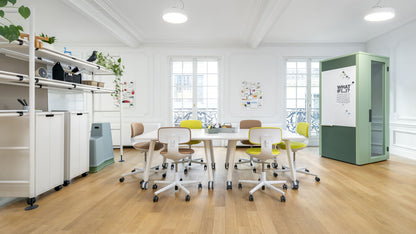 Vitra Rookie bureaustoel sfeerbeeld vergaderruimte wit onderstel geel bruin