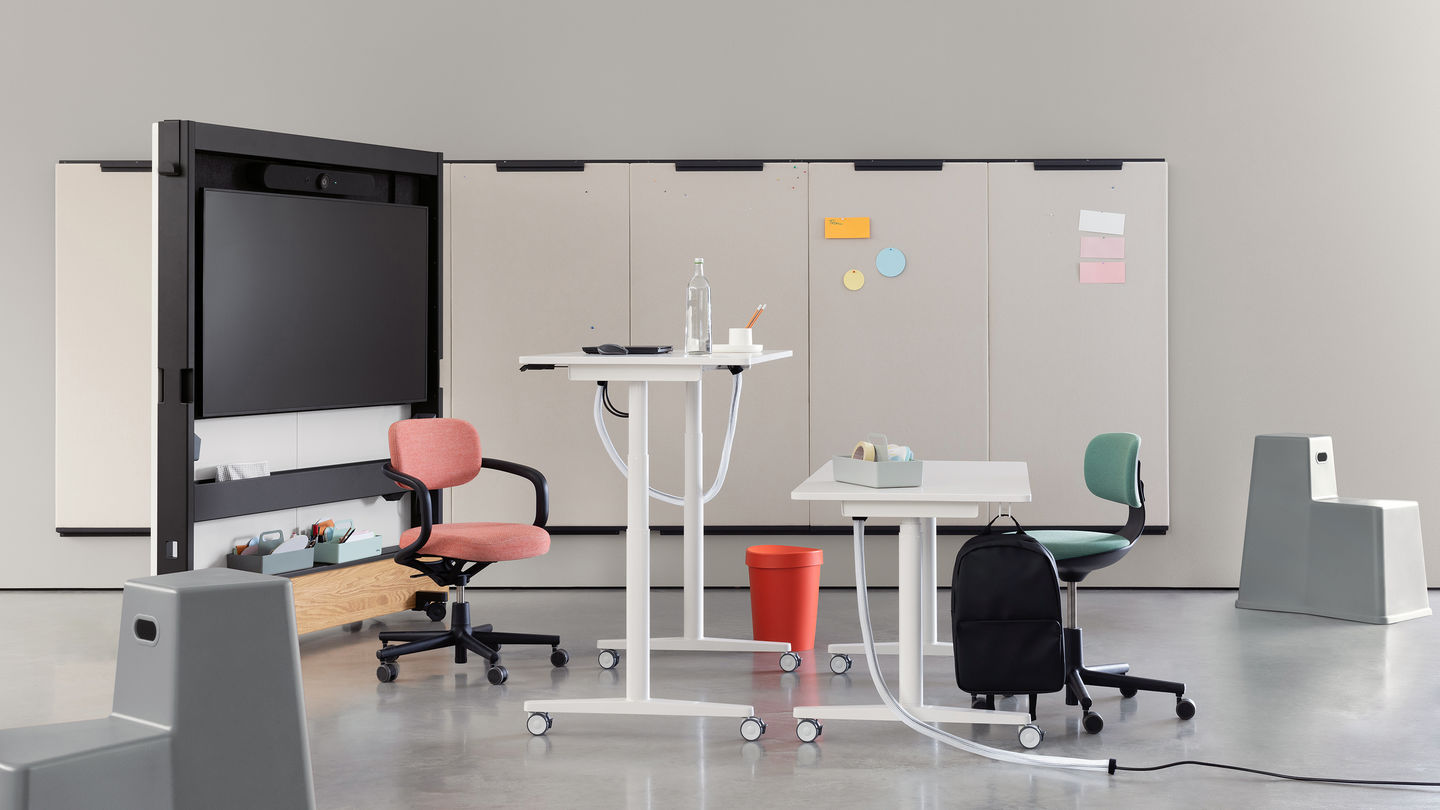 Vitra Rookie bureaustoel sfeerbeeld kantoor zalm en groen met armleuningen