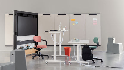 Vitra Rookie bureaustoel sfeerbeeld kantoor zalm en groen met armleuningen